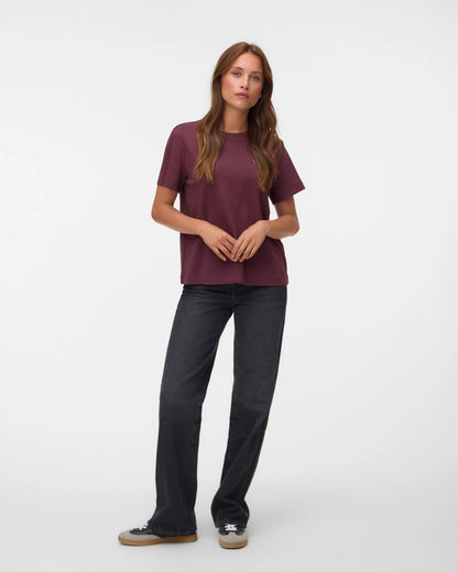 Γυναικείο basic t-shirt AWARE by Vero Moda μπορντό με wide leg τζιν, ολόσωμη εμφάνιση
