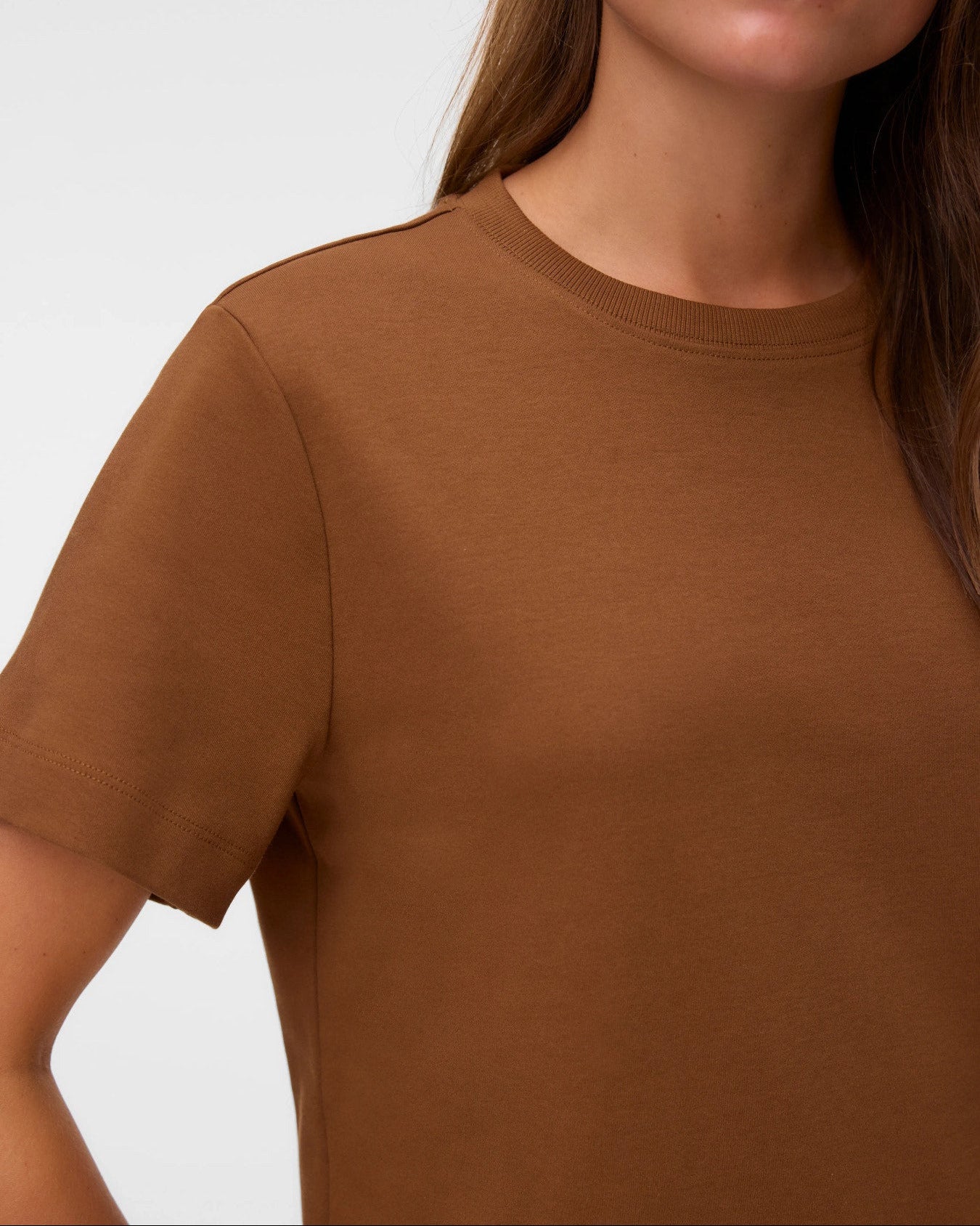 Λεπτομέρεια στρογγυλής λαιμόκοψης basic t-shirt AWARE by Vero Moda καφέ
