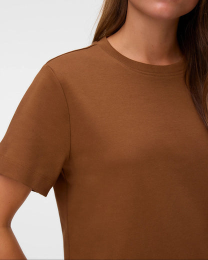 Λεπτομέρεια στρογγυλής λαιμόκοψης basic t-shirt AWARE by Vero Moda καφέ

