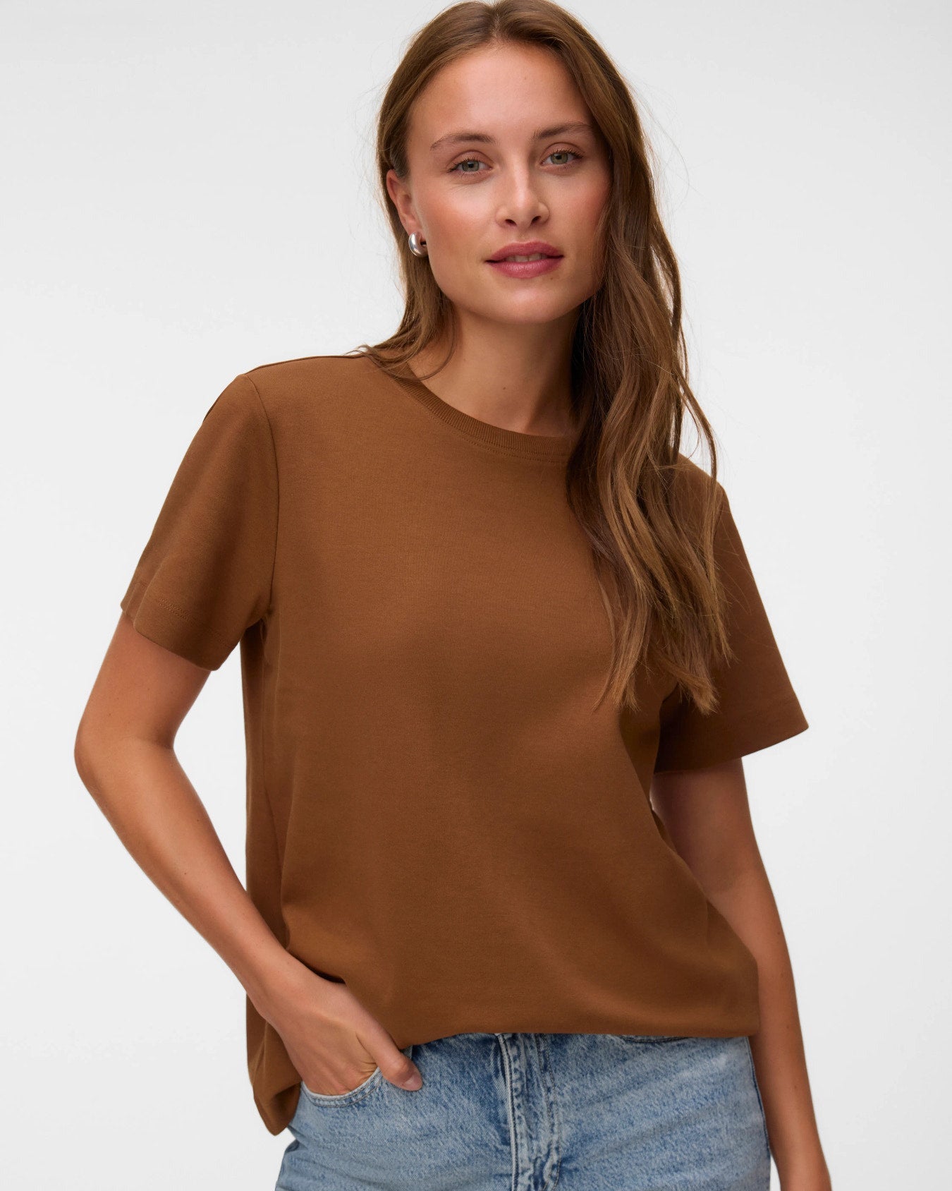Γυναικείο basic t-shirt AWARE by Vero Moda καφέ, μπροστινή όψη με τζιν
