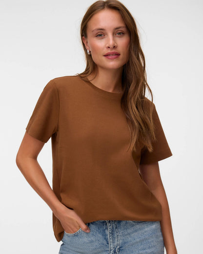 Γυναικείο basic t-shirt AWARE by Vero Moda καφέ, μπροστινή όψη με τζιν
