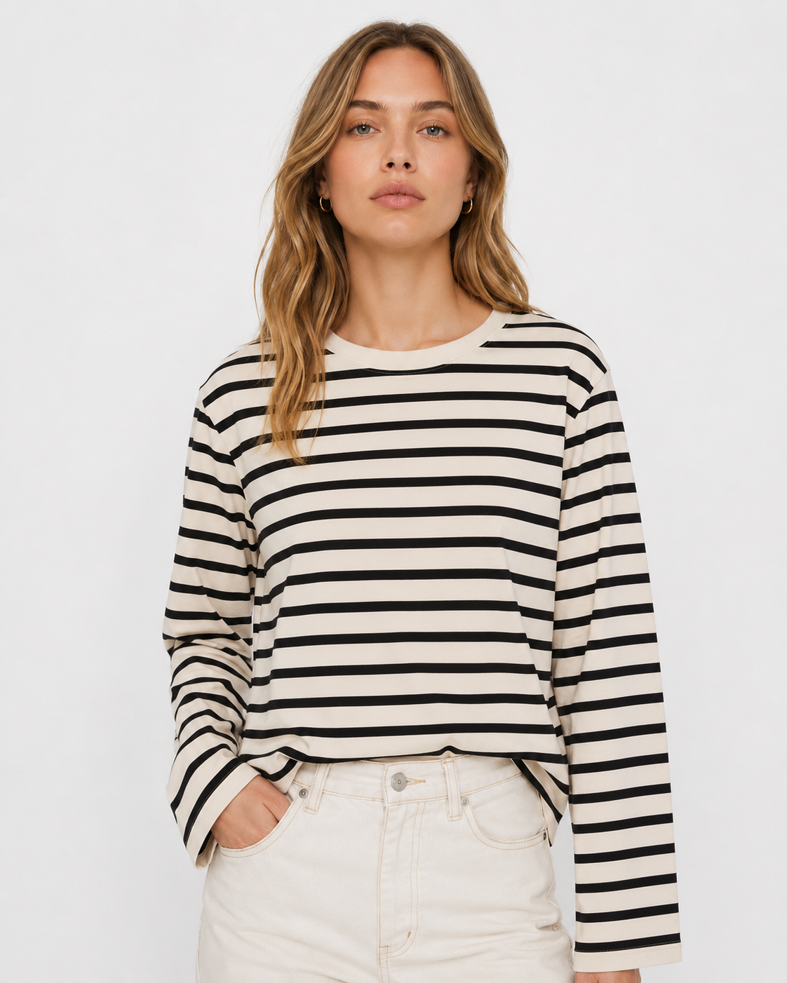 Γυναικείο oversized ριγέ τοπ AWARE by Vero Moda εκρού-μαύρο με φαρδιά μανίκια, μπροστά ολόσωμη
