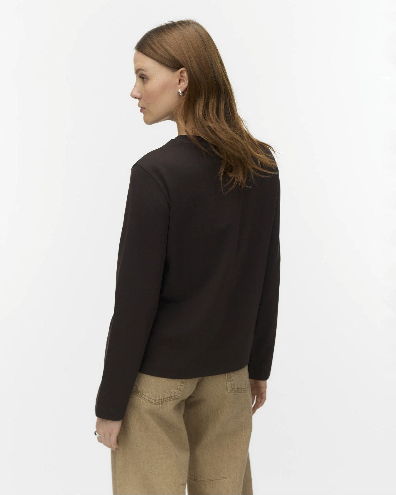 Γυναικείο basic μακρυμάνικο t-shirt AWARE by Vero Moda σκούρο καφέ, πίσω όψη με καμπί παντελόνι