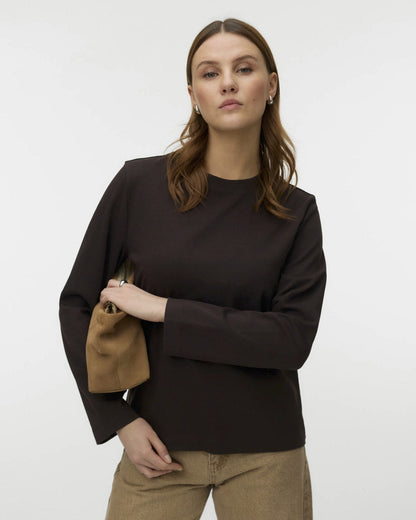 Γυναικείο basic μακρυμάνικο t-shirt AWARE by Vero Moda σκούρο καφέ, κοντινό μπροστά
