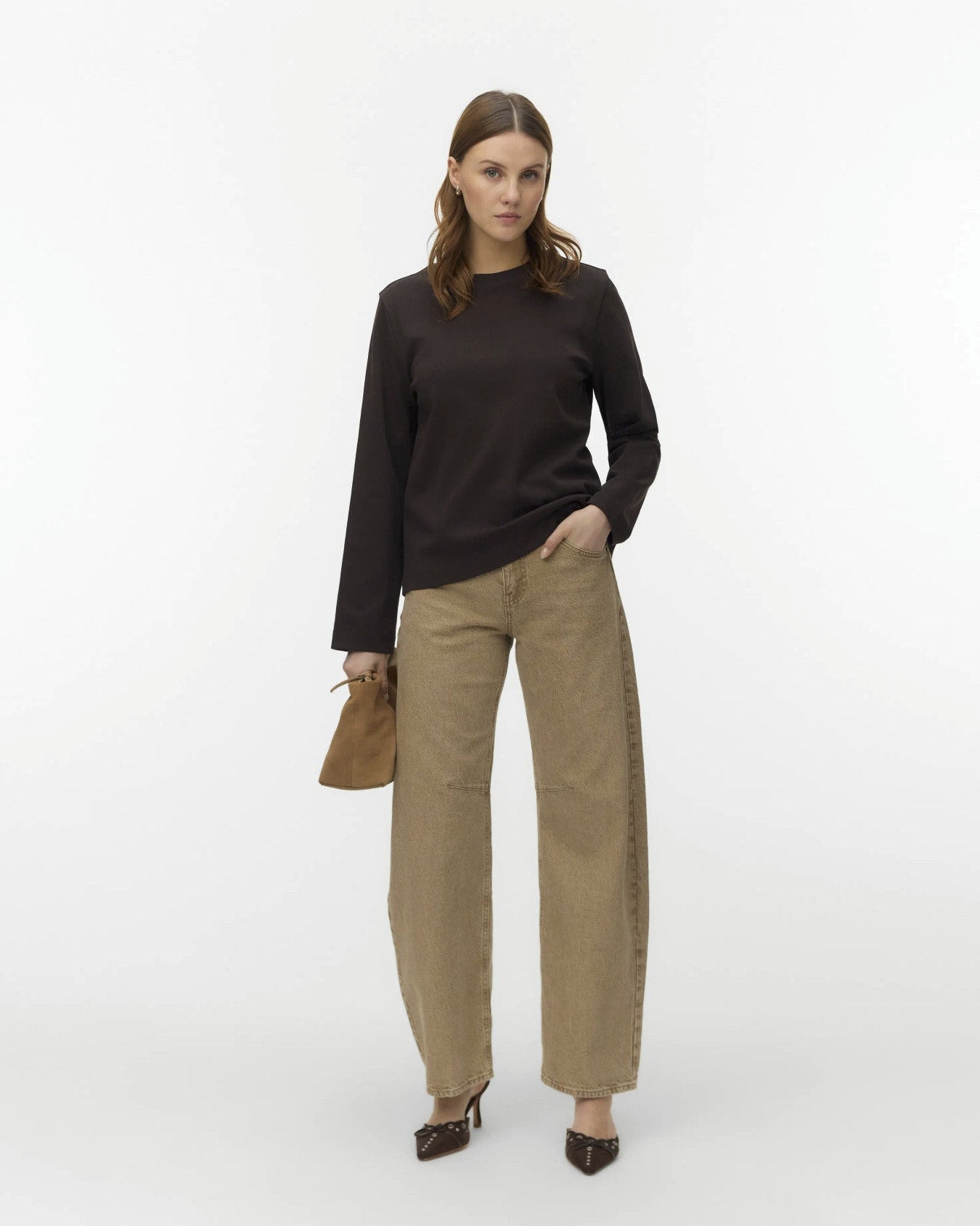 Γυναικείο basic μακρυμάνικο t-shirt AWARE by Vero Moda σκούρο καφέ με barrel παντελόνι
