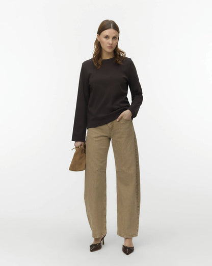 Γυναικείο basic μακρυμάνικο t-shirt AWARE by Vero Moda σκούρο καφέ με barrel παντελόνι
