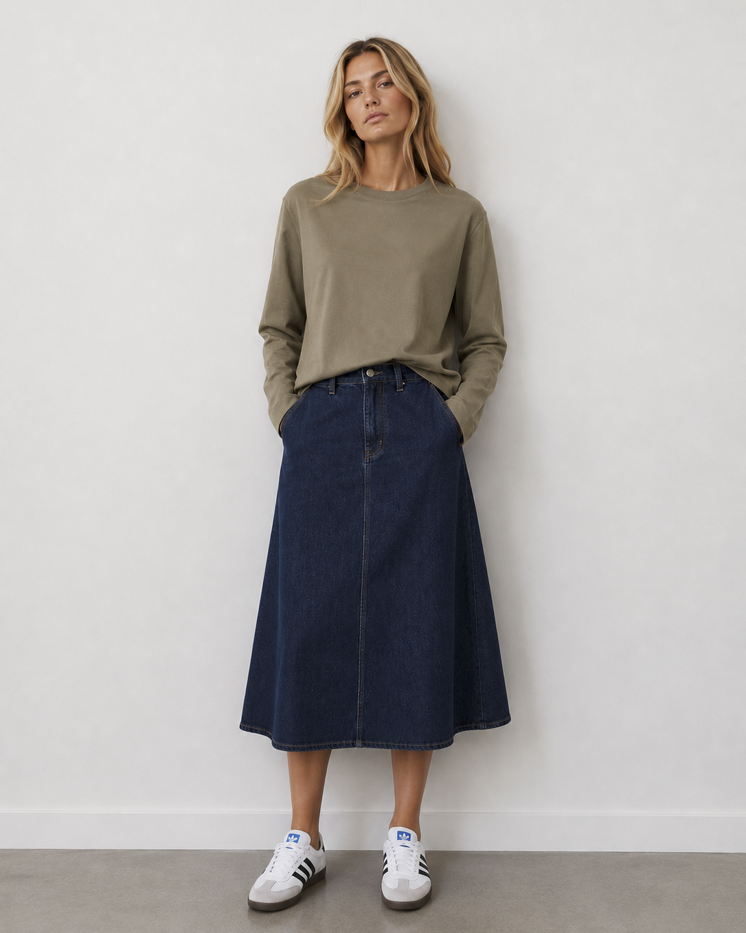 Γυναικείο basic μακρυμάνικο t-shirt AWARE by Vero Moda λαδί, ολόσωμη editorial εμφάνιση
