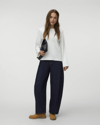 Γυναικείο basic μακρυμάνικο t-shirt AWARE by Vero Moda λευκό, ολόσωμη εμφάνιση μπροστά
