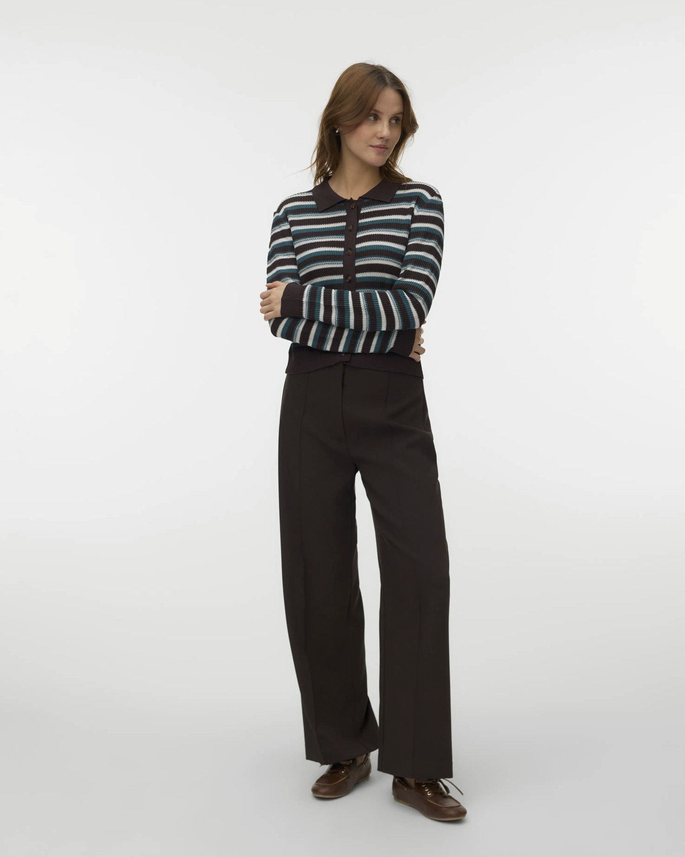 Γυναικεία πλεκτή ζακέτα polo AWARE by Vero Moda ρίγες καφέ-πετρόλ με σκούρο wide leg παντελόνι
