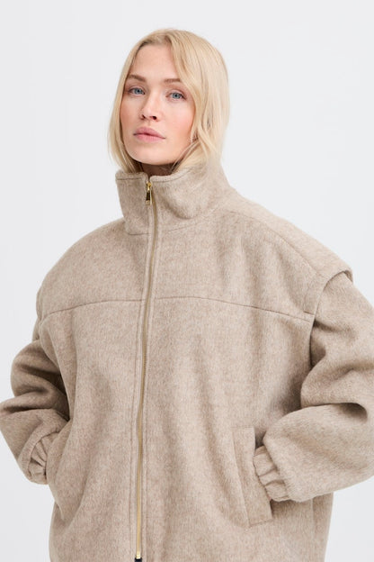 B.YOUNG Γυναικείο Μπουφάν Casual Φερμουάρ Ψηλός Γιακάς Χαλαρή Εφαρμογή Μπεζ λεπτομέρεια γιακάς