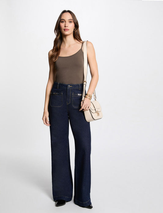 MORGAN γυναικείο basic top με τιράντες σε χακί απόχρωση, μπροστινή όψη αναδεικνύει την κομψή γραμμή