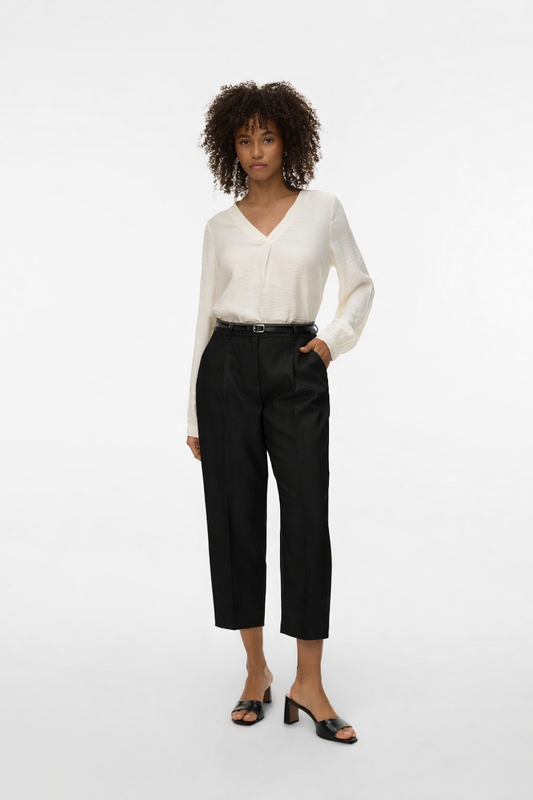 outfit με μαύρο παντελόνι barrel fit και λευκό πουκάμισο