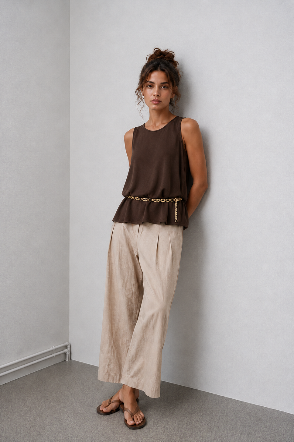 Γυναικεία καφέ αμάνικη μπλούζα oversized, άνετη και εύκολη στον συνδυασμό. 