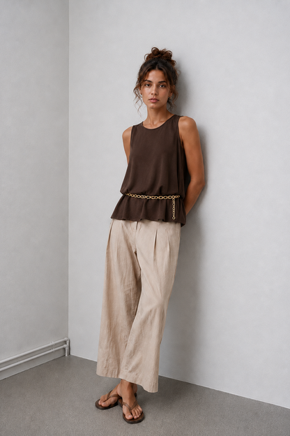 Γυναικεία καφέ αμάνικη μπλούζα oversized, άνετη και εύκολη στον συνδυασμό. 
