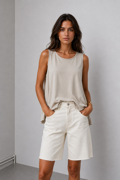 Γυναικεία μπεζ αμάνικη μπλούζα oversized, άνετη και εύκολη στον συνδυασμό.