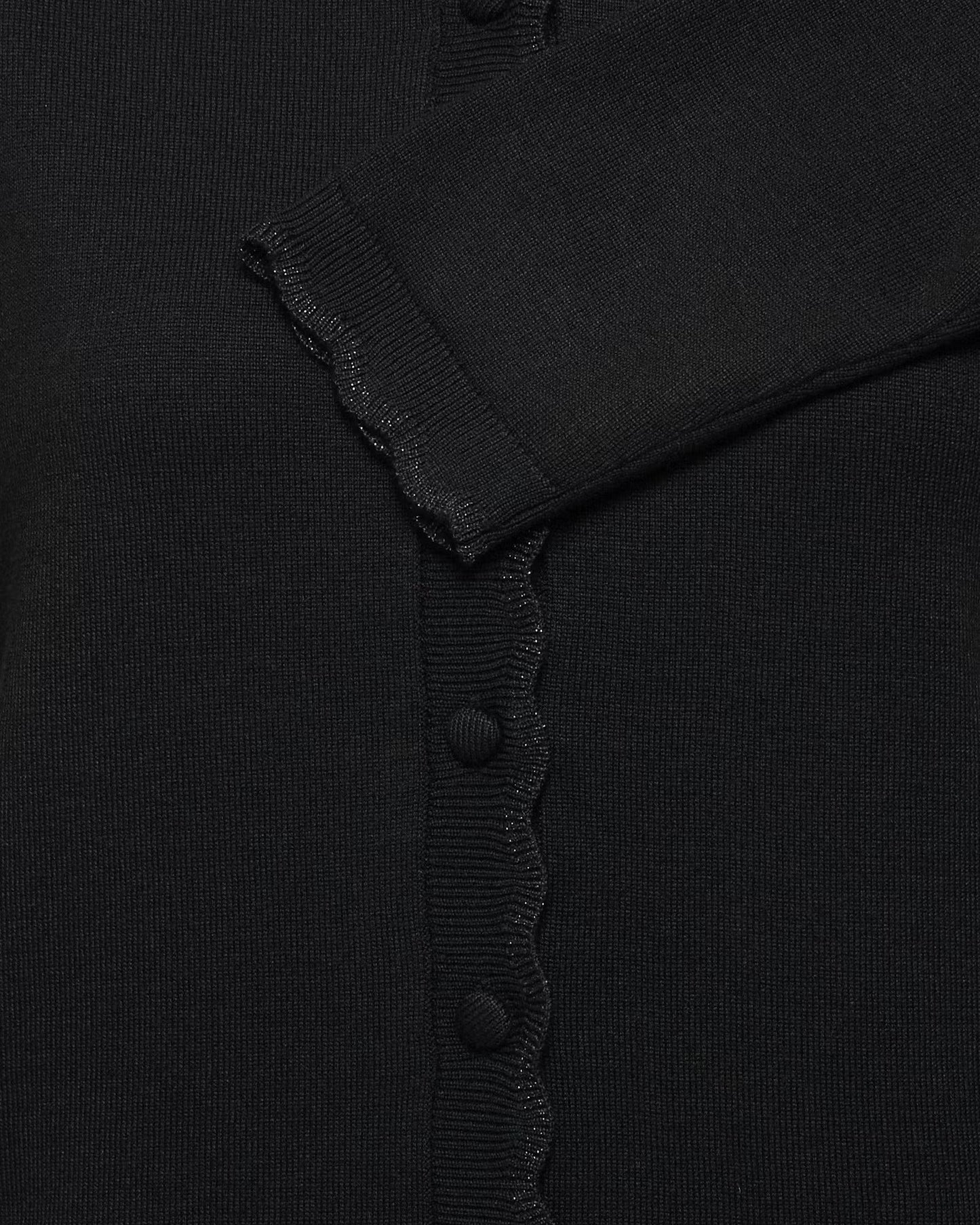 Κοντινό detail lurex τελειώματος στο μανίκι γυναικείας μαύρης πλεκτής ζακέτας B.YOUNG
