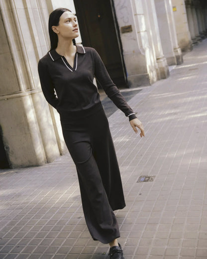 B.YOUNG γυναικείο πλεκτό παντελόνι σκούρο καφέ wide leg — ολόσωμη εμφάνιση
