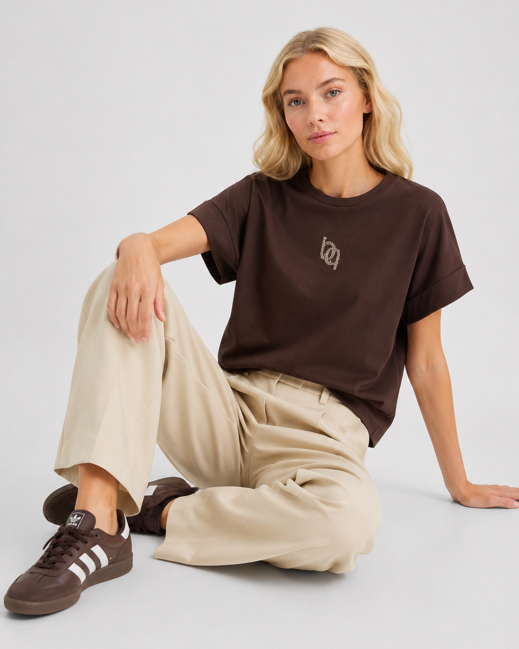B.YOUNG γυναικείο καφέ T-shirt boxy fit raglan μανίκια — editorial εμφάνιση

