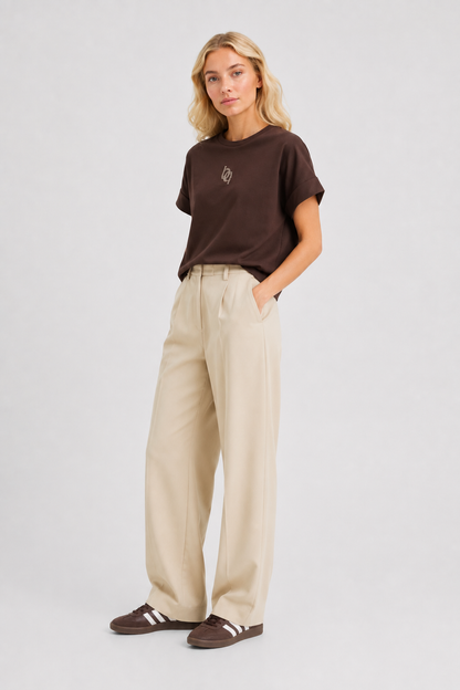 B.YOUNG γυναικείο καφέ T-shirt boxy fit glitter λογότυπο στήθος — ολόσωμη εμφάνιση μπροστά
