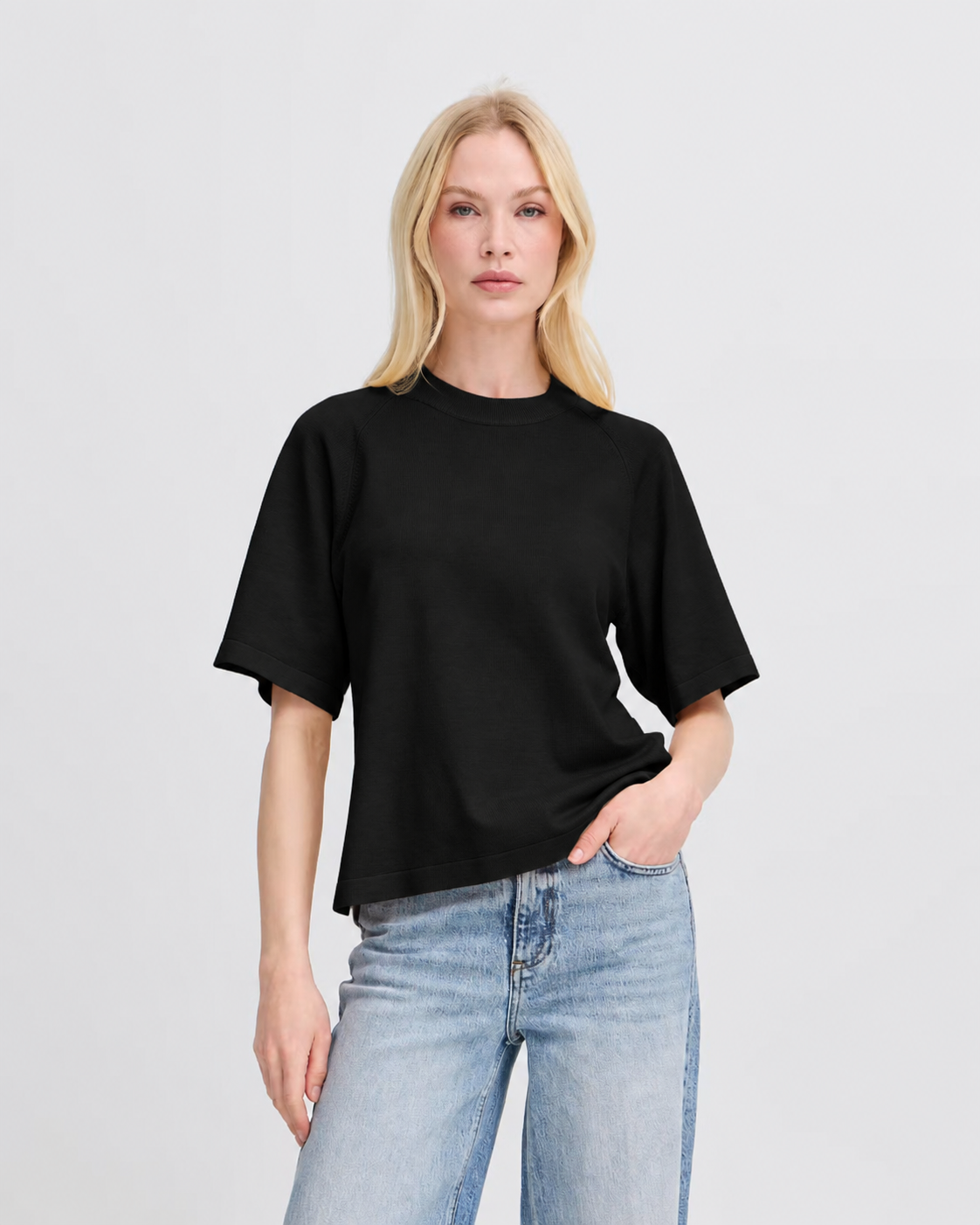 B.YOUNG γυναικείο μαύρο T-shirt boxy fit rib στρογγυλή λαιμόκοψη — κοντινό άνω μέρους
