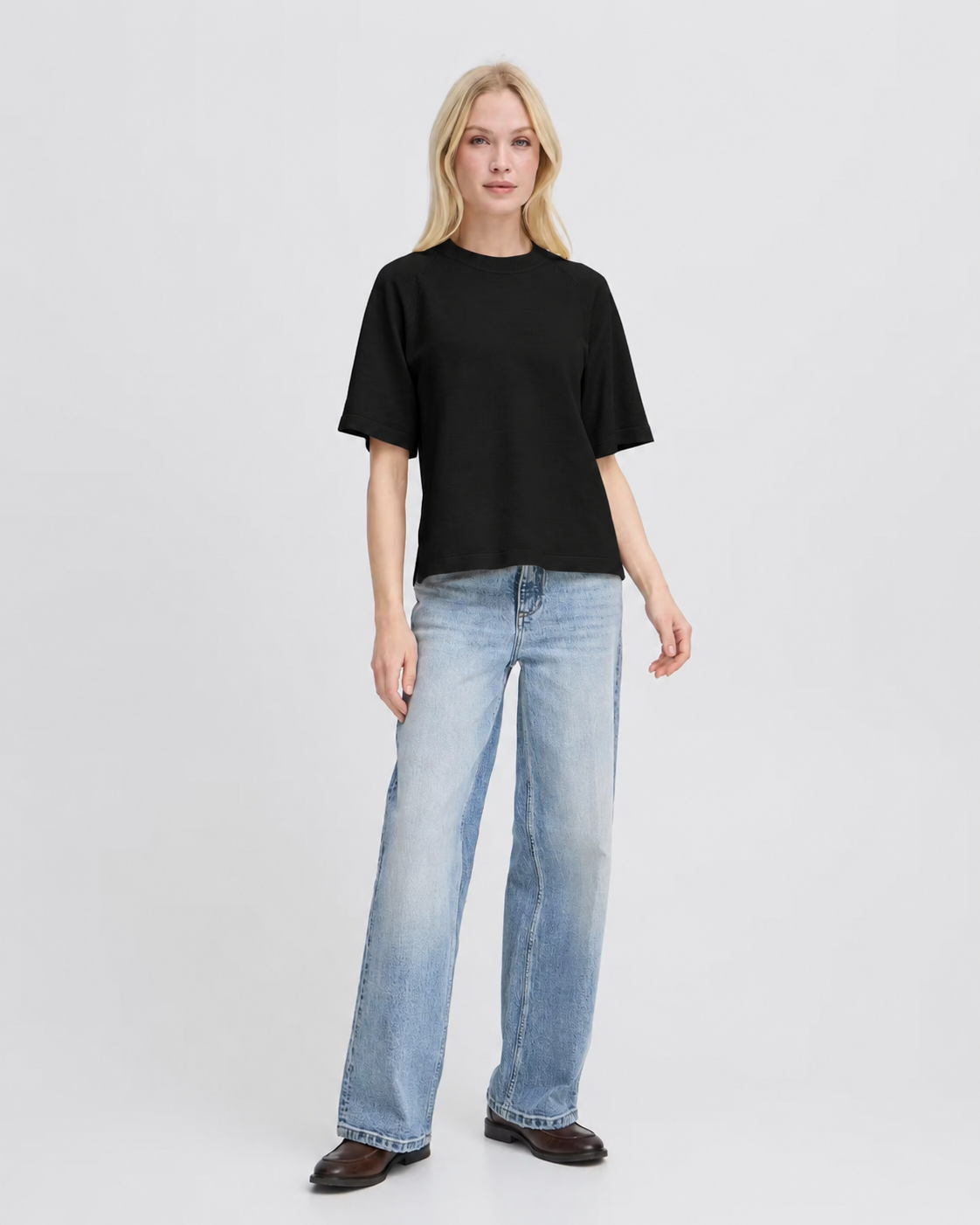 B.YOUNG γυναικείο μαύρο T-shirt boxy fit φαρδιά μανίκια — ολόσωμη εμφάνιση μπροστά
