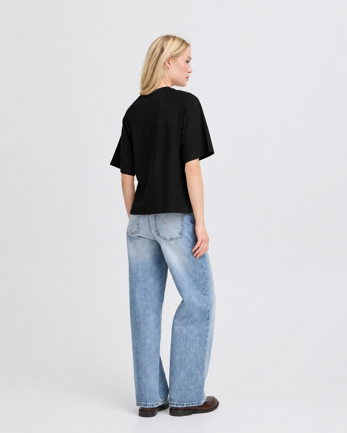 B.YOUNG γυναικείο μαύρο T-shirt boxy fit ριχτοί ώμοι — ολόσωμη εμφάνιση πίσω όψη
