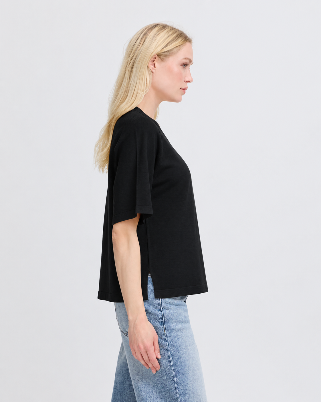 B.YOUNG γυναικείο μαύρο T-shirt boxy fit ριχτοί ώμοι φαρδιά μανίκια — πλαϊνή όψη
