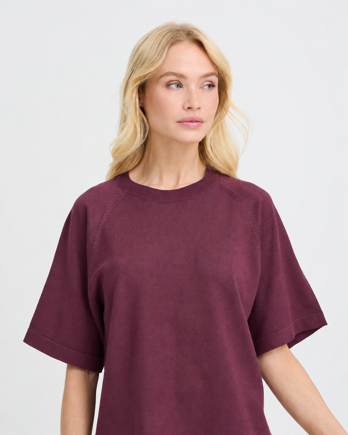 B.YOUNG γυναικείο μπορντώ T-shirt boxy fit ριχτοί ώμοι rib λαιμόκοψη — κοντινό άνω μέρους

