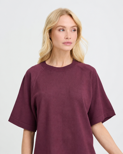 B.YOUNG γυναικείο μπορντώ T-shirt boxy fit ριχτοί ώμοι rib λαιμόκοψη — κοντινό άνω μέρους
