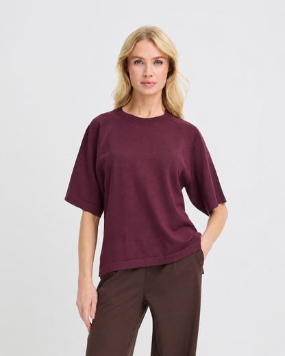 B.YOUNG γυναικείο μπορντώ T-shirt boxy fit ριχτοί ώμοι rib λαιμόκοψη — κοντινό άνω μέρους
