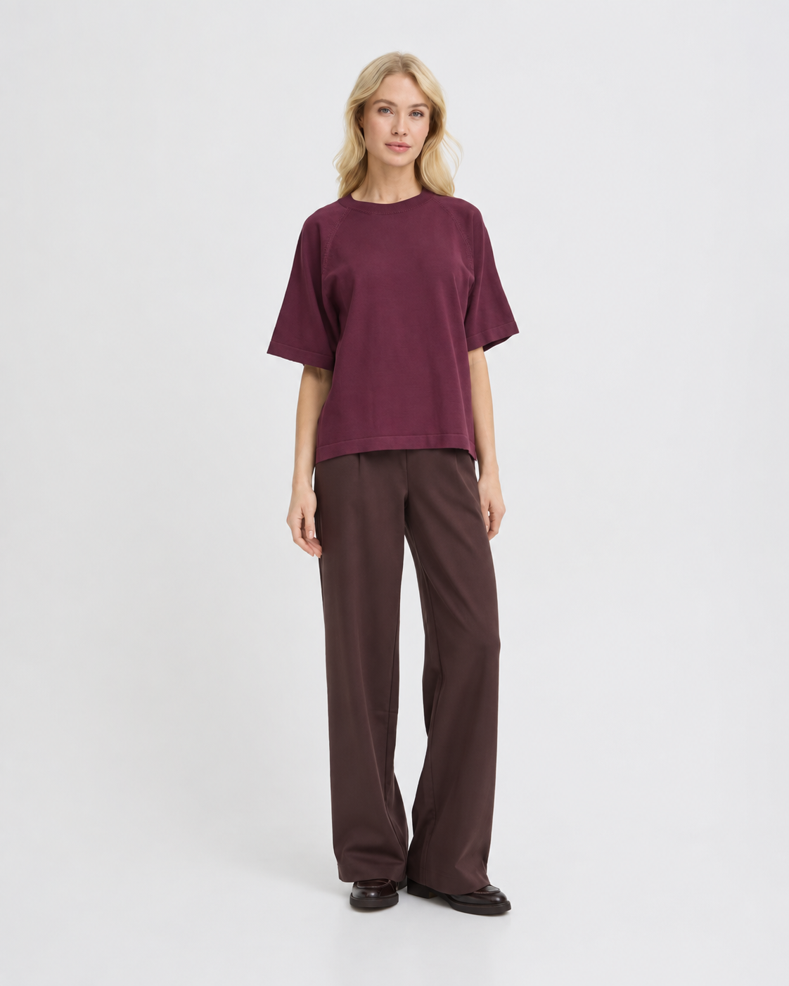B.YOUNG γυναικείο μπορντώ T-shirt boxy fit ριχτοί ώμοι — ολόσωμη εμφάνιση μπροστά
