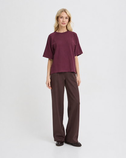 B.YOUNG γυναικείο μπορντώ T-shirt boxy fit ριχτοί ώμοι — ολόσωμη εμφάνιση μπροστά
