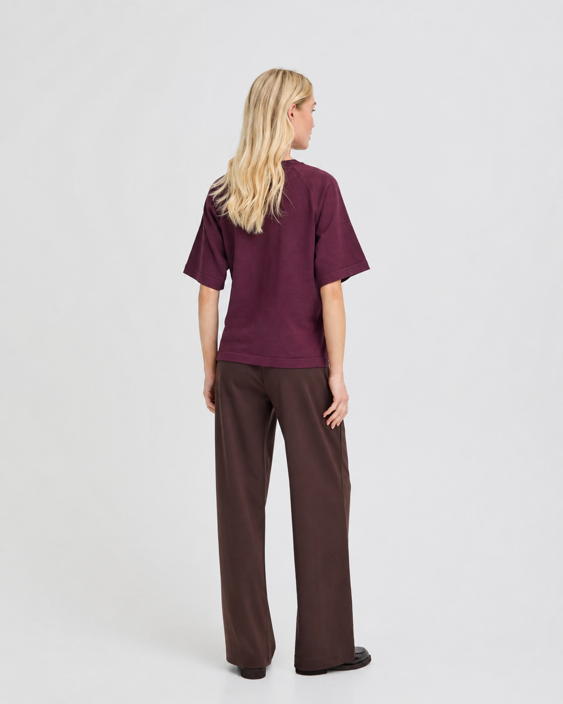 B.YOUNG γυναικείο μπορντώ T-shirt boxy fit φαρδιά μανίκια — ολόσωμη εμφάνιση πίσω όψη
