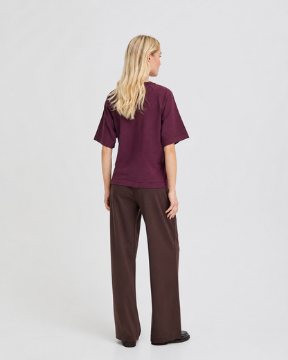 B.YOUNG γυναικείο μπορντώ T-shirt boxy fit φαρδιά μανίκια — ολόσωμη εμφάνιση πίσω όψη
