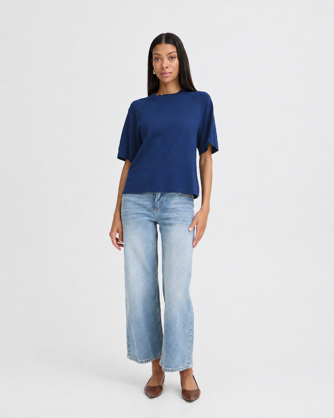 B.YOUNG γυναικείο T-shirt boxy fit navy blue φαρδιά μανίκια — ολόσωμη εμφάνιση μπροστά
