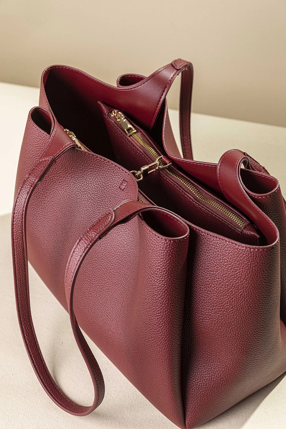 γυναικεία FRAGOLA BAGS μεγάλη tote τσάντα μπορντό ανάγλυφη υφή τρεις χώροι χρυσό φερμουάρ εσωτερικό λεπτομέρεια
