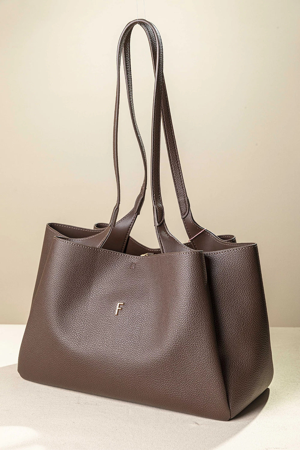 γυναικεία FRAGOLA BAGS μεγάλη tote τσάντα ώμου καφέ ανάγλυφη υφή minimal σχεδιασμός χρυσό μονόγραμμα — μπροστά
