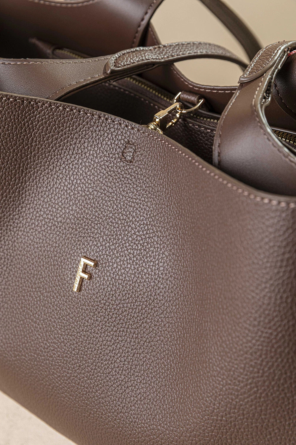 γυναικεία FRAGOLA BAGS μεγάλη tote τσάντα καφέ χρυσό μονόγραμμα ανάγλυφη υφή φερμουάρ κοντινή λήψη
