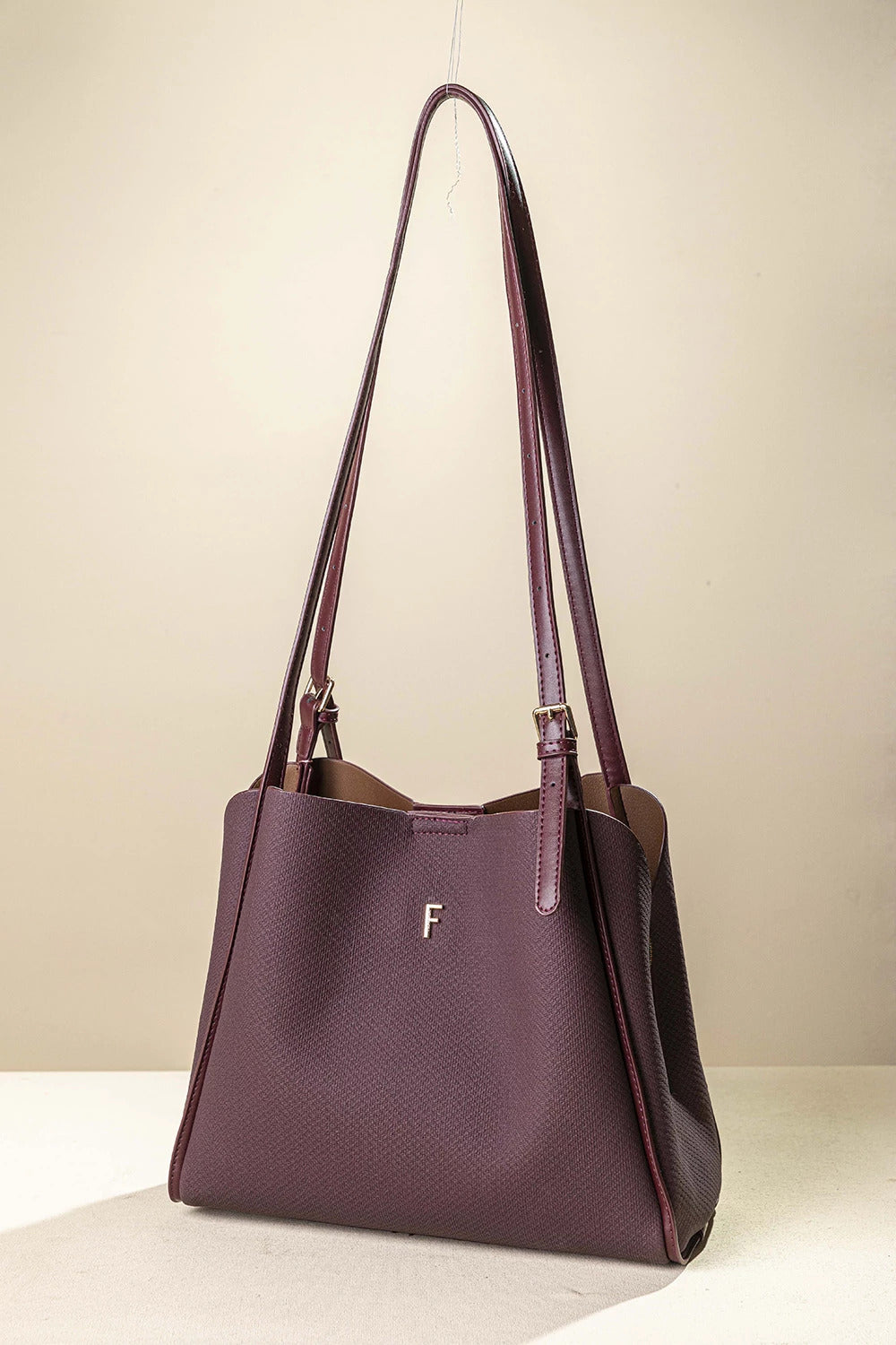 γυναικεία FRAGOLA BAGS tote τσάντα ώμου μπορντό υφή ψαροκόκαλο μακριά λουριά χρυσό μονόγραμμα — μπροστά
