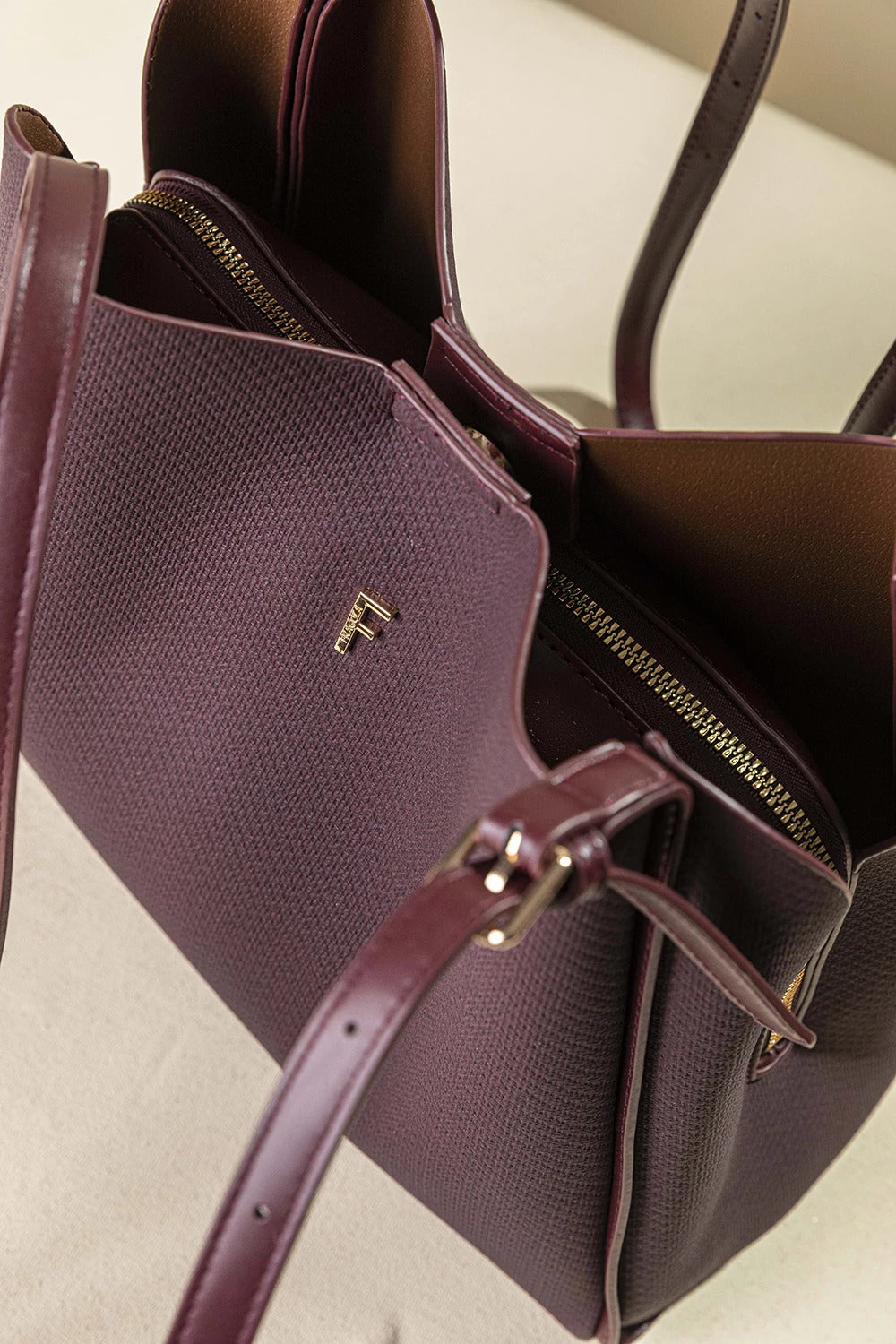 γυναικεία FRAGOLA BAGS tote τσάντα μπορντό υφή ψαροκόκαλο χρυσό μονόγραμμα φερμουάρ λεπτομέρεια
