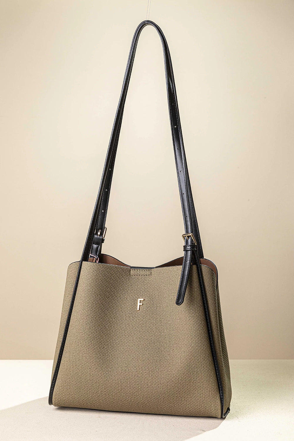 γυναικεία FRAGOLA BAGS tote τσάντα ώμου λαδί υφή ψαροκόκαλο μαύρα λουριά χρυσό μονόγραμμα — μπροστά
