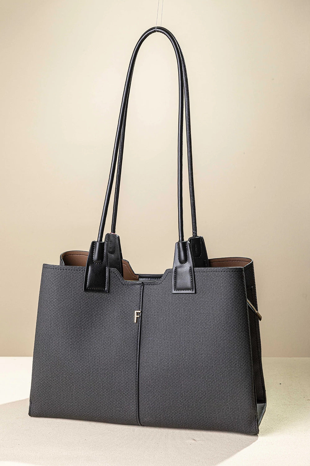 γυναικεία FRAGOLA BAGS tote τσάντα ώμου μαύρη υφή ψαροκόκαλο μαύρα χερούλια χρυσό μονόγραμμα — μπροστά
