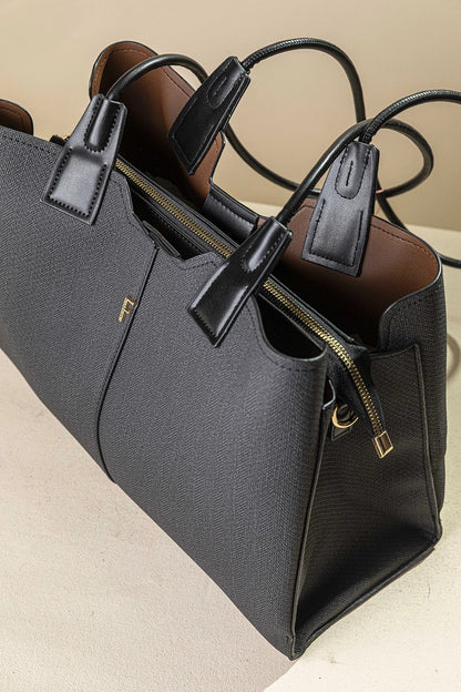 γυναικεία FRAGOLA BAGS tote τσάντα μαύρη ψαροκόκαλο ανοιχτή πλαϊνή γωνία κεντρικό φερμουάρ χρυσό μονόγραμμα εσωτερικό
