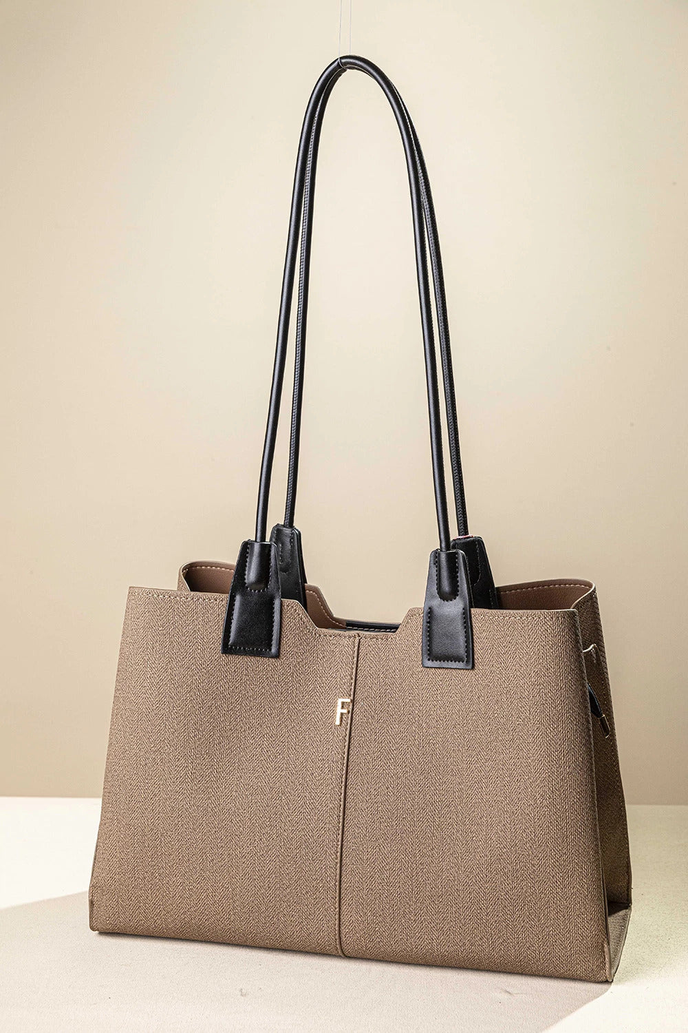 γυναικεία FRAGOLA BAGS tote τσάντα ώμου μπεζ υφή ψαροκόκαλο μαύρα χερούλια χρυσό μονόγραμμα — μπροστά
