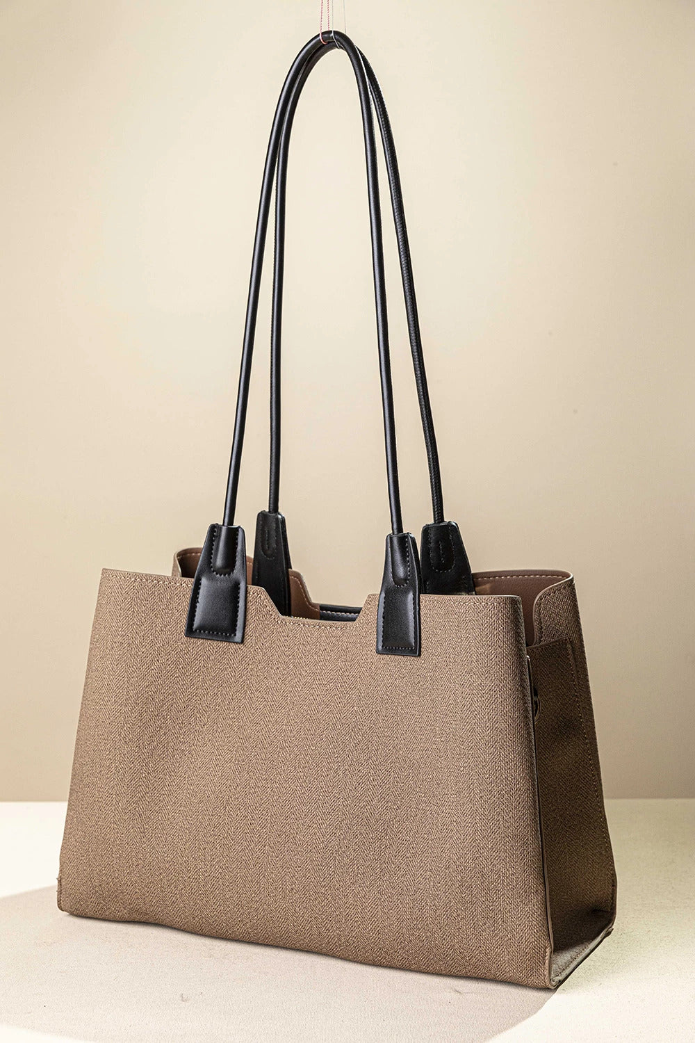 γυναικεία FRAGOLA BAGS tote τσάντα ώμου μπεζ υφή ψαροκόκαλο μαύρα χερούλια — πίσω όψη
