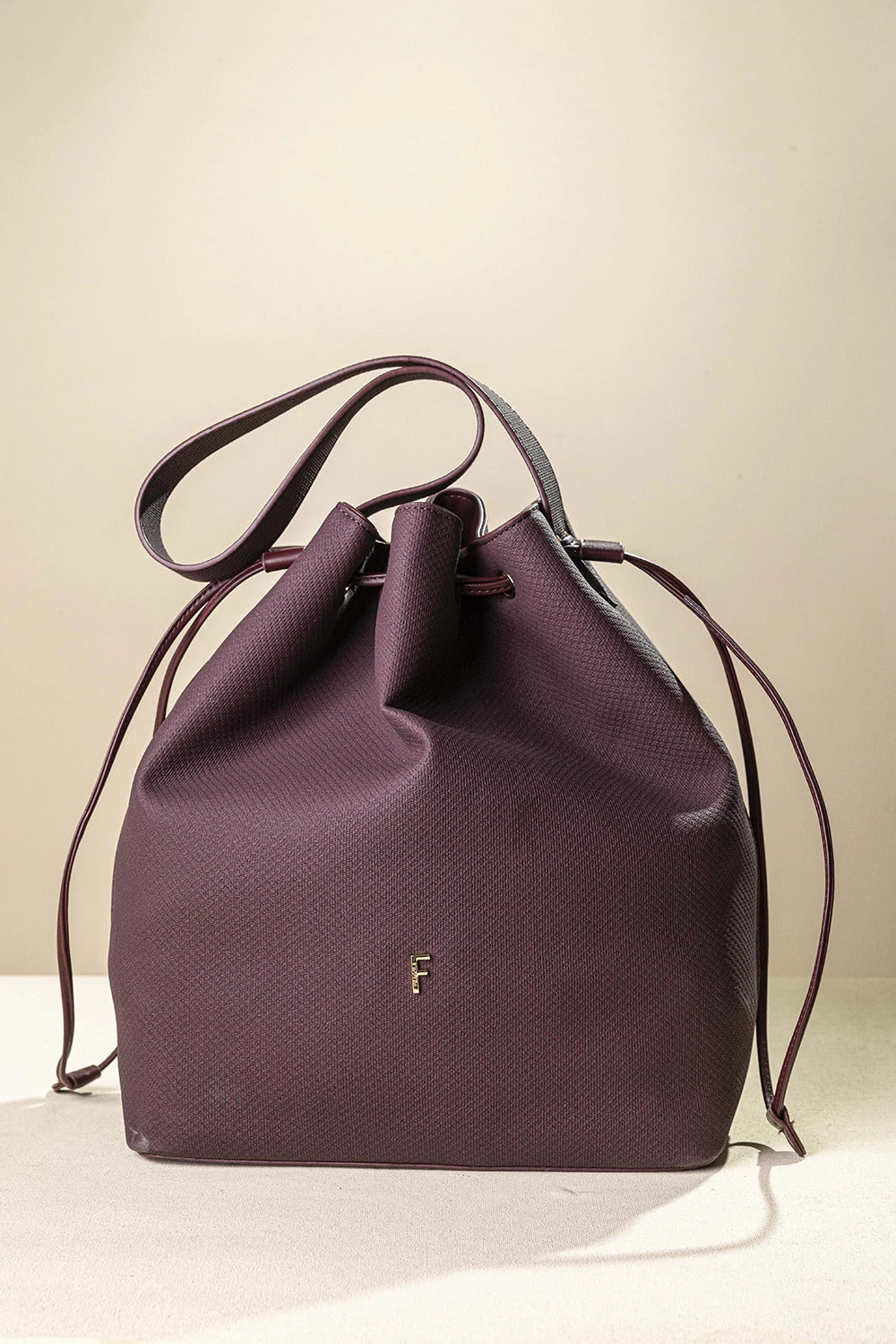 γυναικεία FRAGOLA BAGS tote τσάντα ώμου πουγκί μπορντό υφή ψαροκόκαλο κορδόνι χρυσό μονόγραμμα — μπροστά
