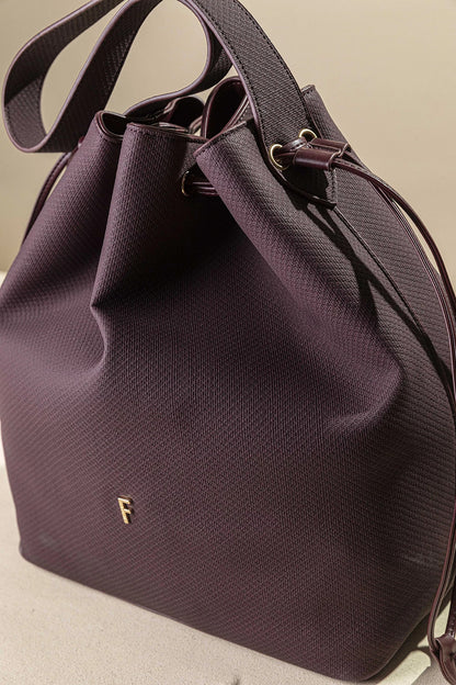 γυναικεία FRAGOLA BAGS tote τσάντα πουγκί μπορντό ψαροκόκαλο κορδόνι δερματίνης χρυσό μονόγραμμα κοντινή λήψη
