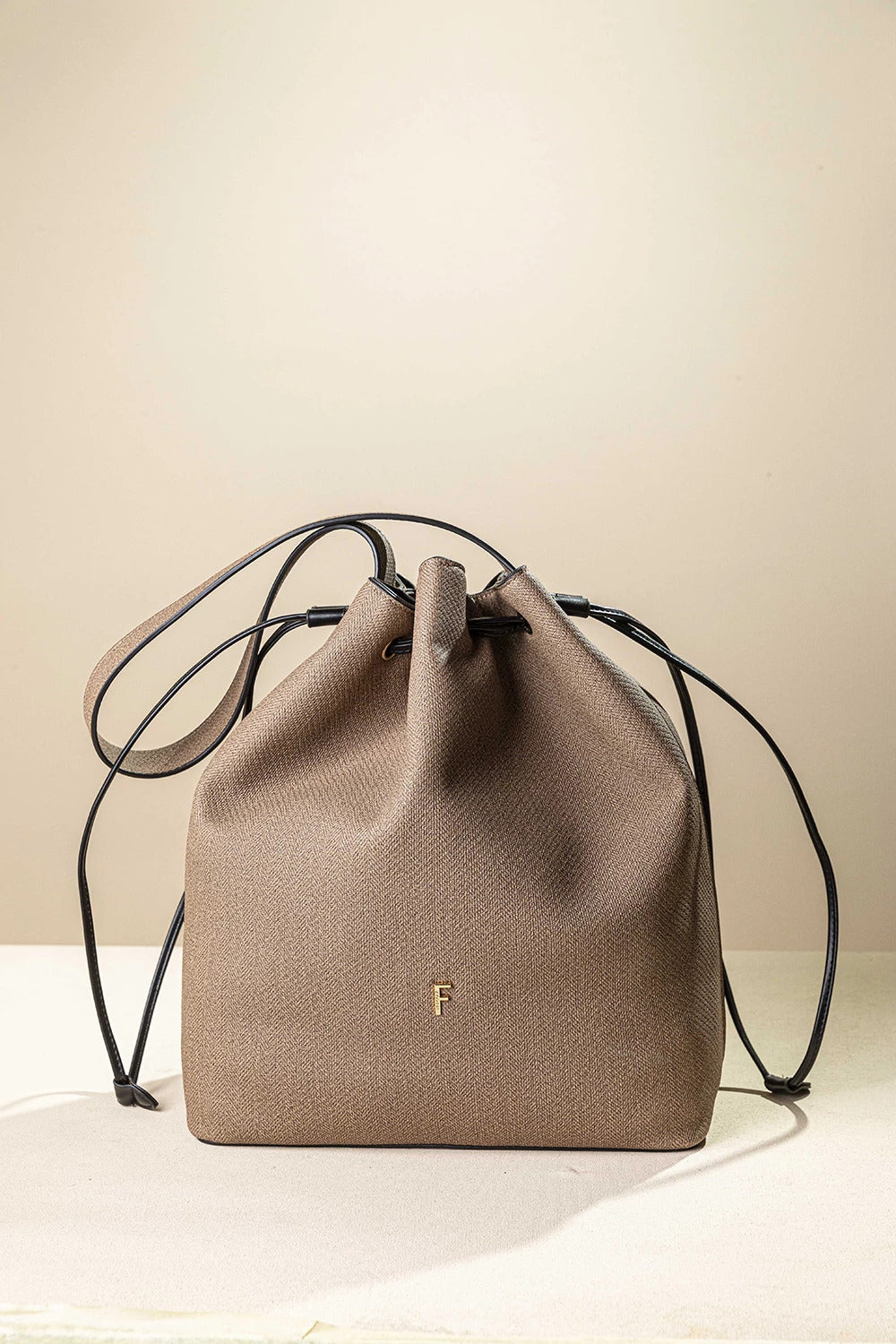γυναικεία FRAGOLA BAGS tote τσάντα ώμου πουγκί μπεζ υφή ψαροκόκαλο μαύρο κορδόνι χρυσό μονόγραμμα — μπροστά
