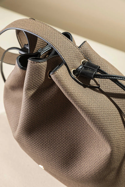 γυναικεία FRAGOLA BAGS tote τσάντα πουγκί μπεζ ψαροκόκαλο κορδόνι δερματίνης κλείσιμο λεπτομέρεια
