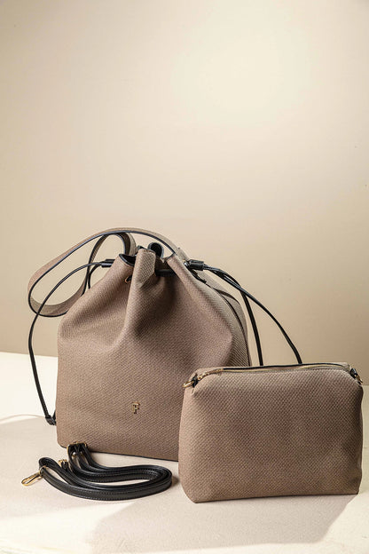 γυναικεία FRAGOLA BAGS tote τσάντα ώμου πουγκί μπεζ ψαροκόκαλο με αποσπώμενο τσαντάκι χιαστί χρυσό μονόγραμμα
